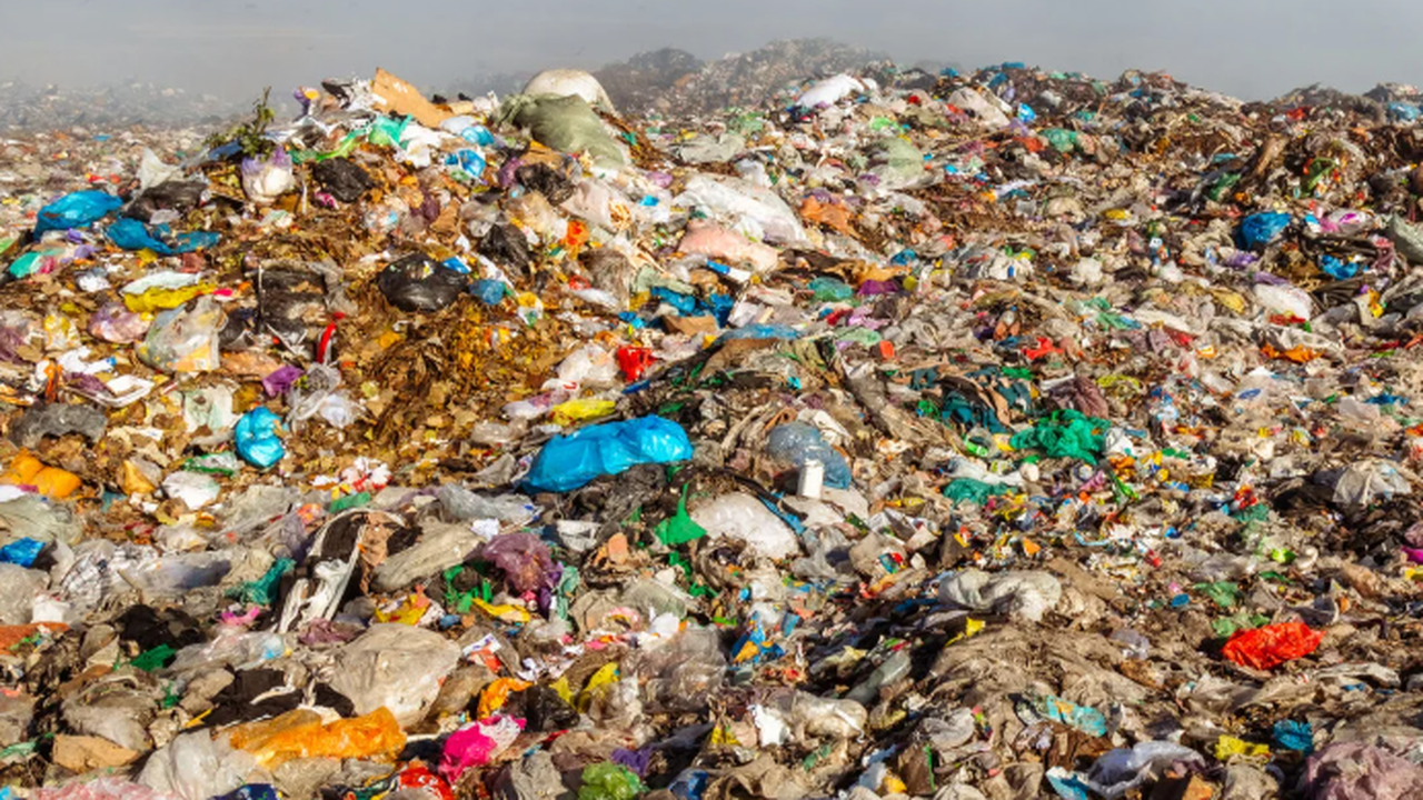 Бави се пускането на двете сепариращи инсталации за битови отпадъци