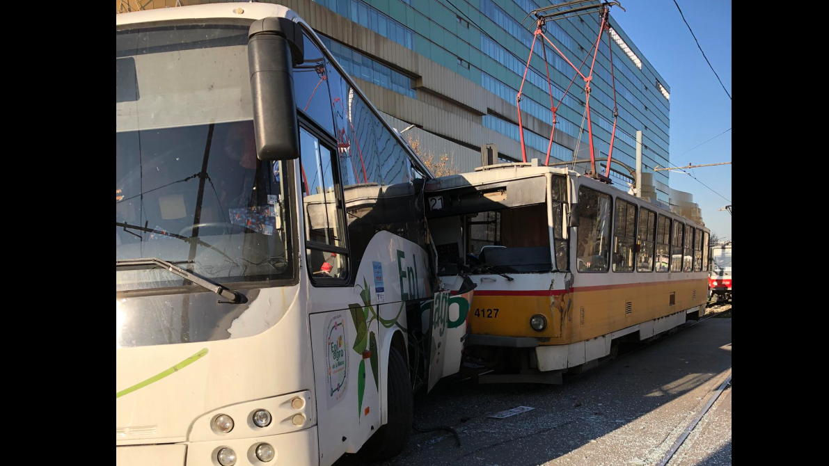 От публикуваните кадрите се вижда, че автобусът е навлязъл в