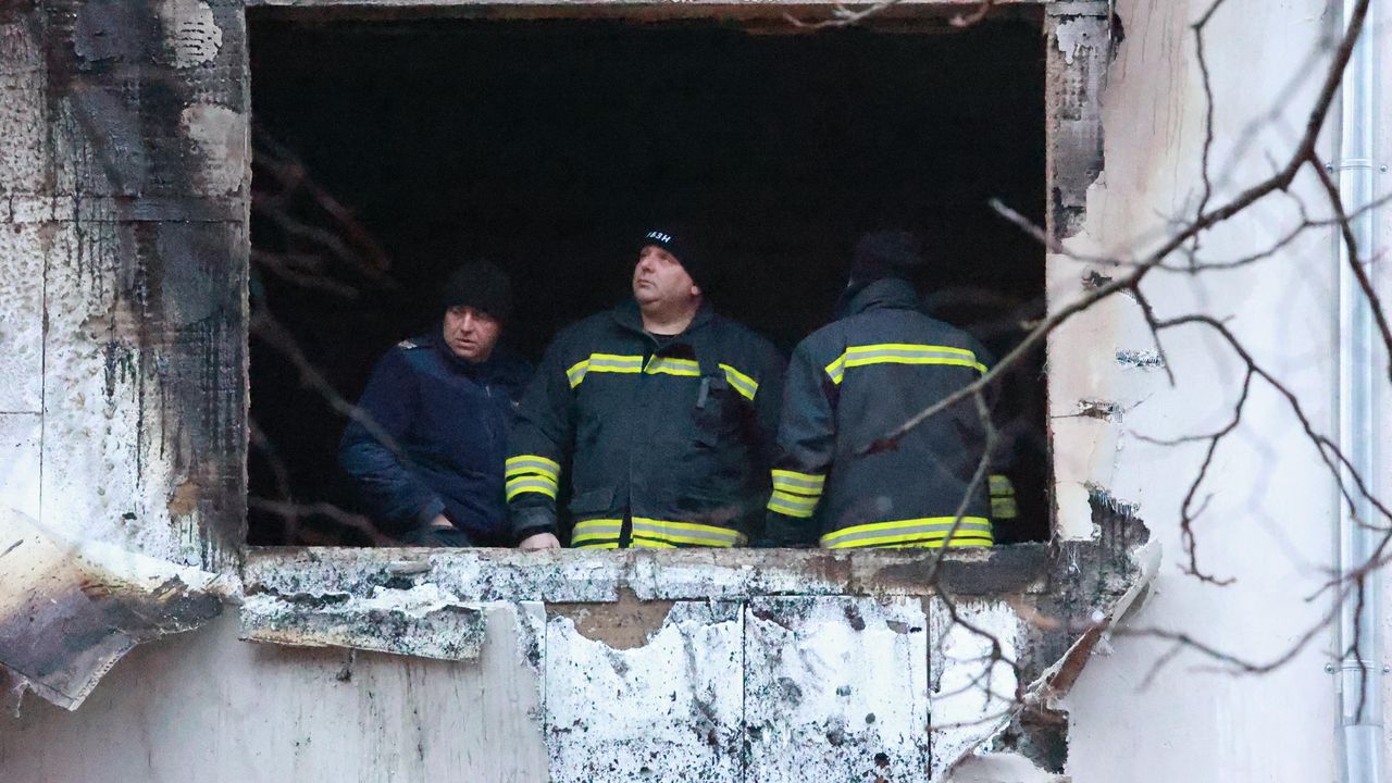 Все още се усеща силно дим във входа. От третия