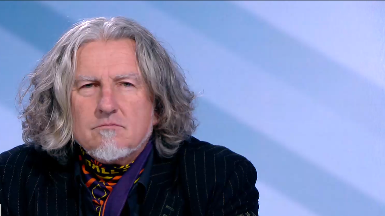 Попитан не е ли странно възрастни мъже да живеят в