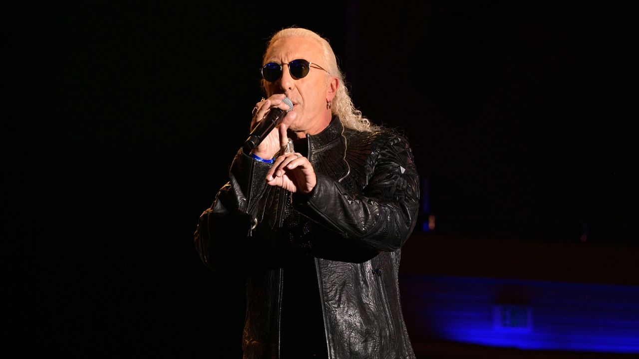 По-рано този месец групата отмени планираното си турне по случай