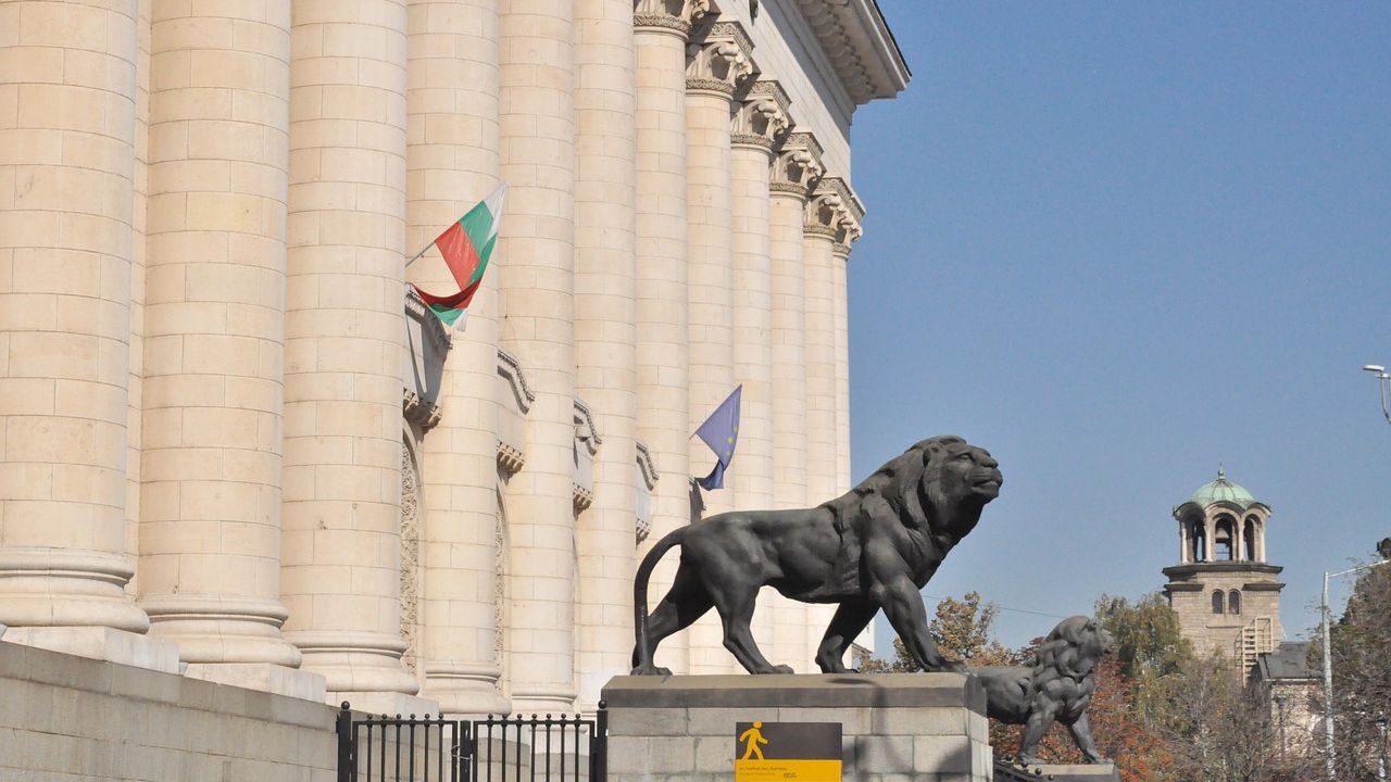 Съдиите се включват в списъка след изразено от тях писмено