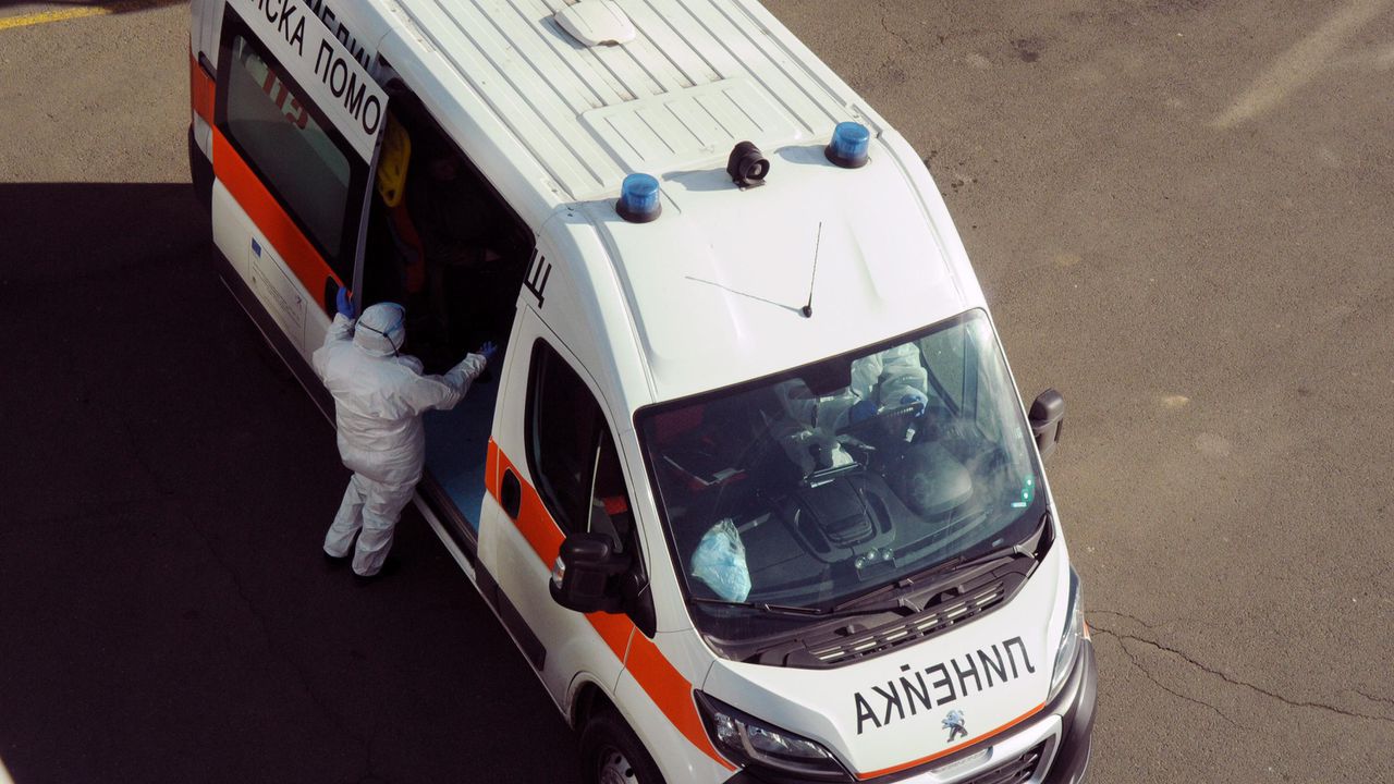 Мъж нападна медици и потроши линейка в София