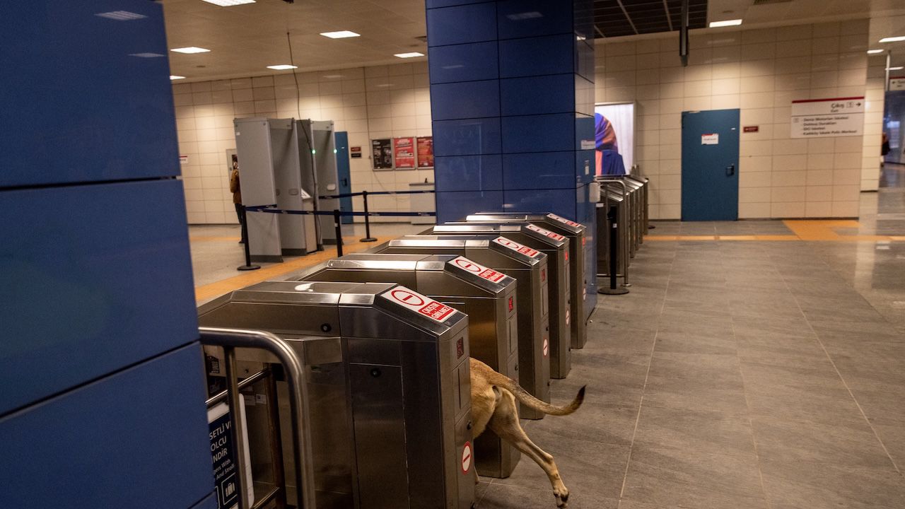 Служителите в истанбулското метро заплашват със стачка