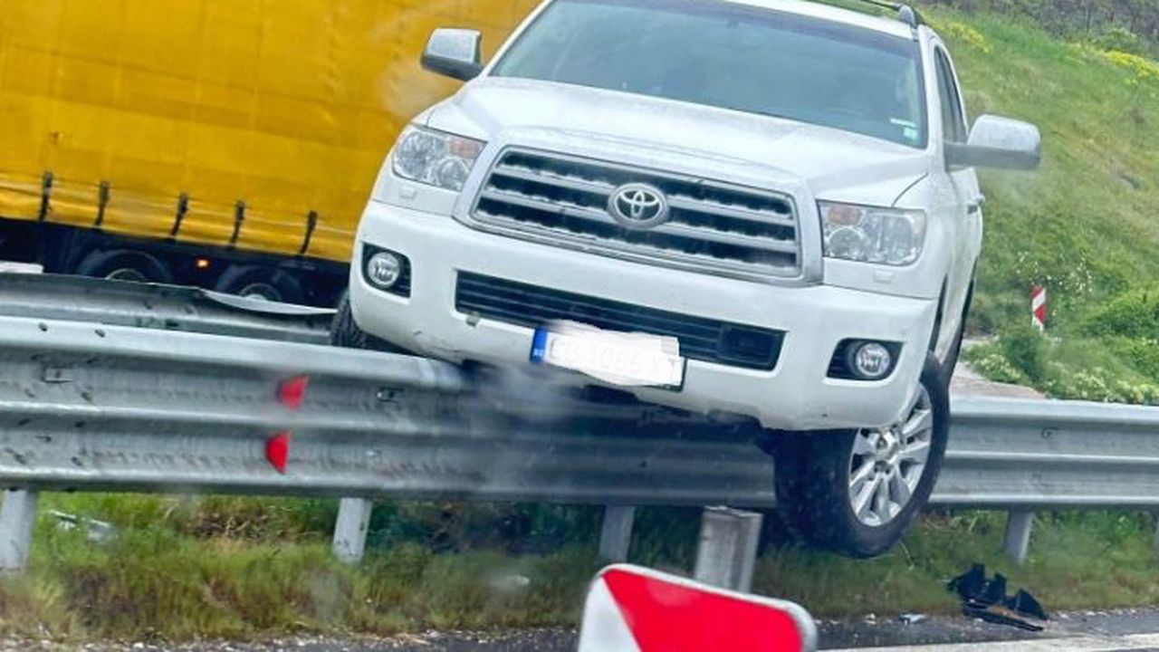 Автомобил скочи върху мантинелата на АМ „Хемус“