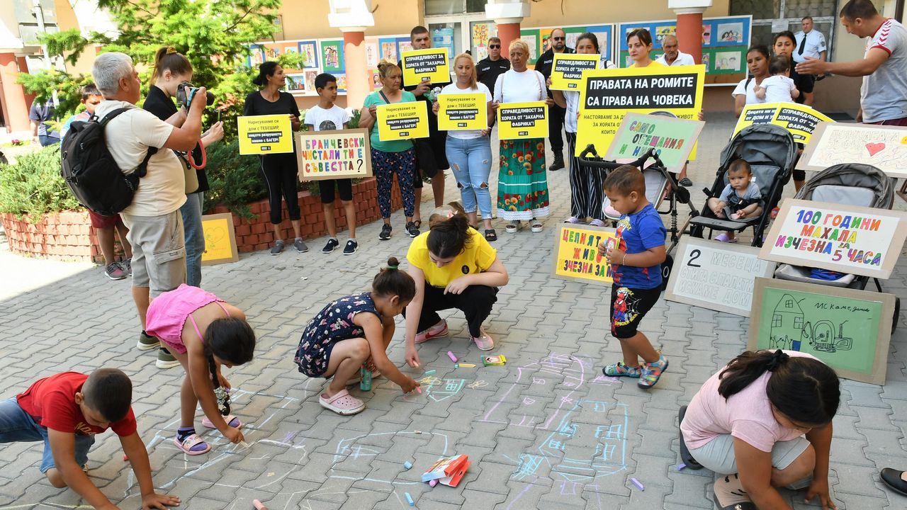 Къщи с тебешир нарисуваха хора, подкрепящи останалите без дом след събарянето на незаконни постройки в "Захарна фабрика"