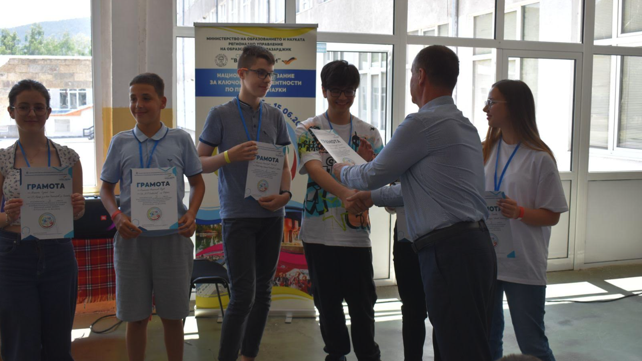 Ученици търсиха състава на храни и напитки на националното състезание „Природните науки в кухнята“