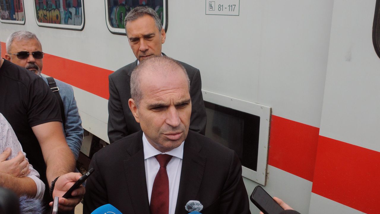 Министър Караджов: Железопътният транспорт ще се превърне в гръбнака на обществения транспорт