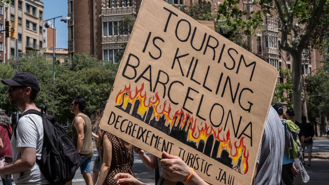 Протести против нарастващите нива на туризъм избухнаха в Испания, Португалия