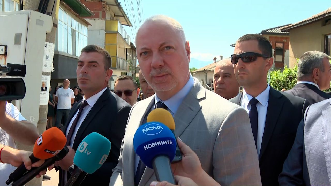 Придобиването на самолети за гасене на пожари е сложен процес