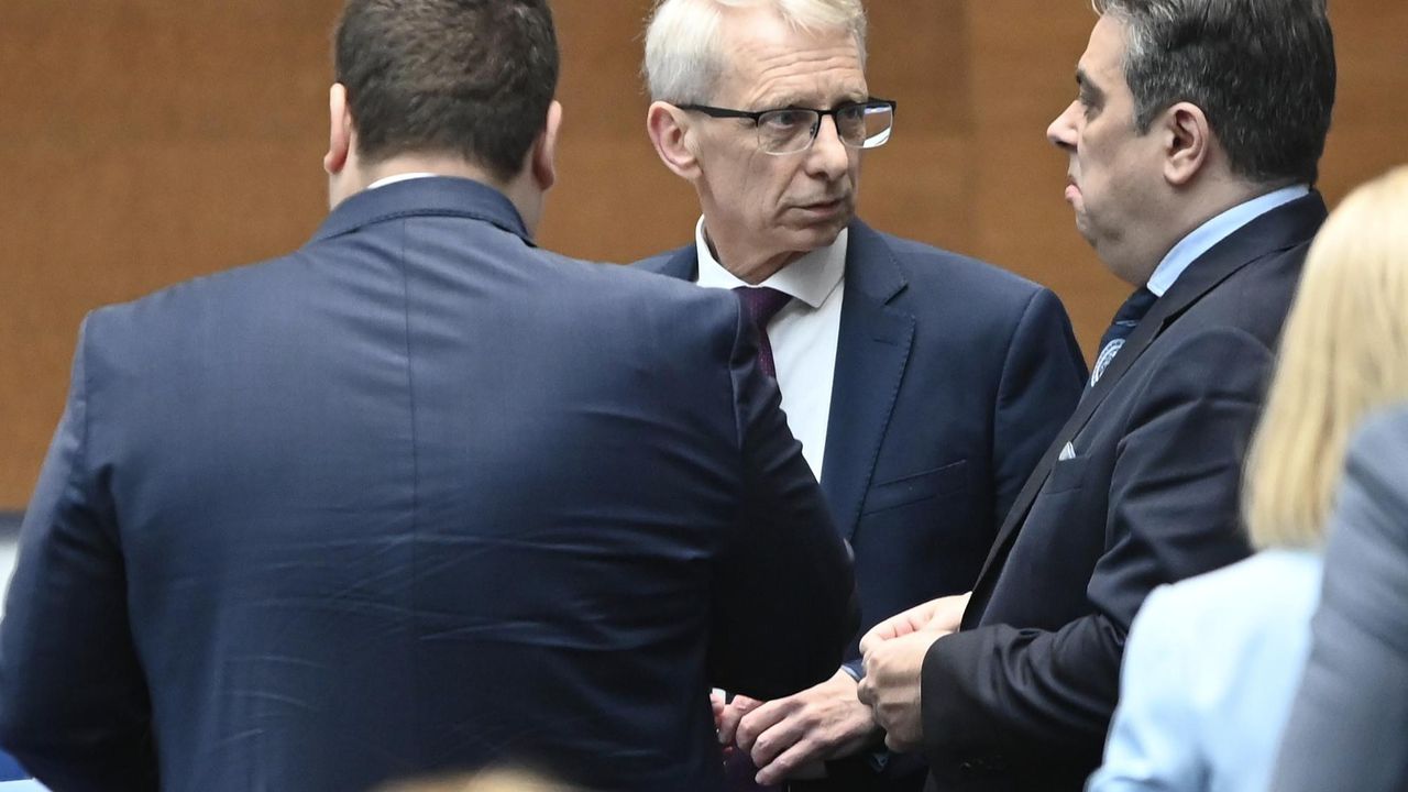 НА ЖИВО: Акад. Денков от парламентарната трибуна: Демокрацията в България е атакувана