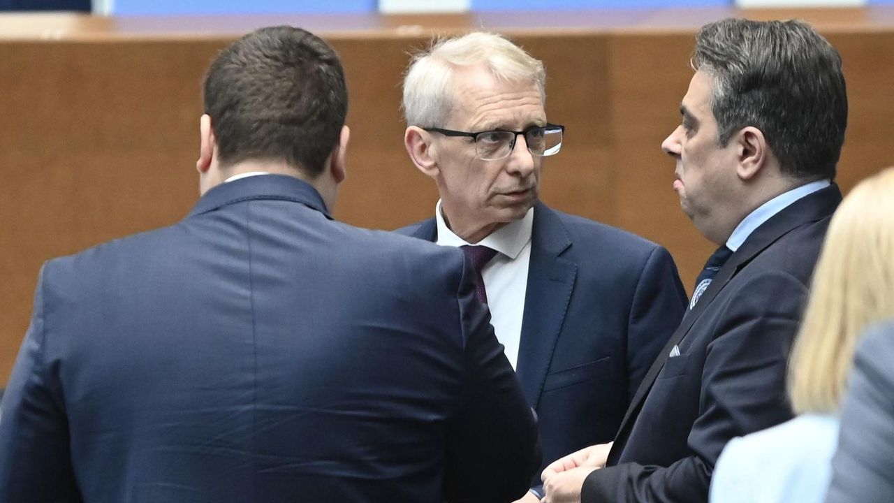 НА ЖИВО: Акад. Денков от парламентарната трибуна: Демокрацията в България е атакувана