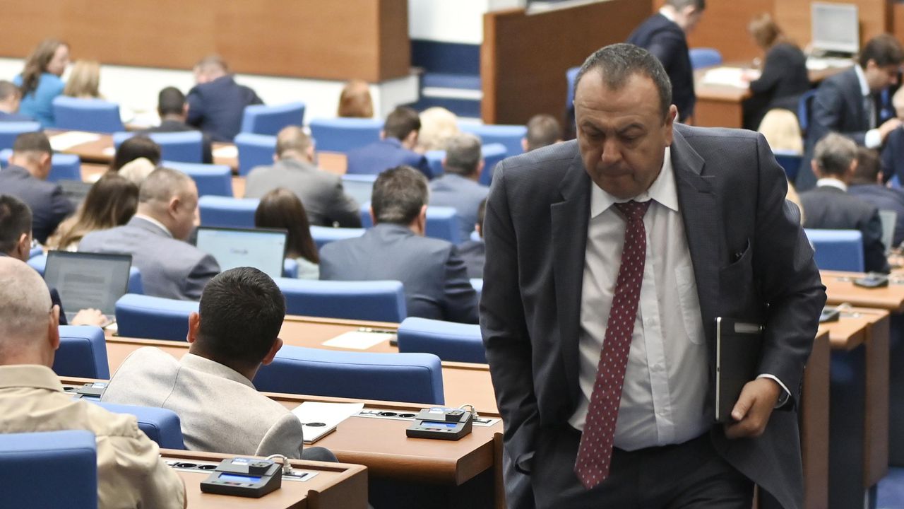 Пленарното заседание на Народното събрание беше прекратено поради липса на