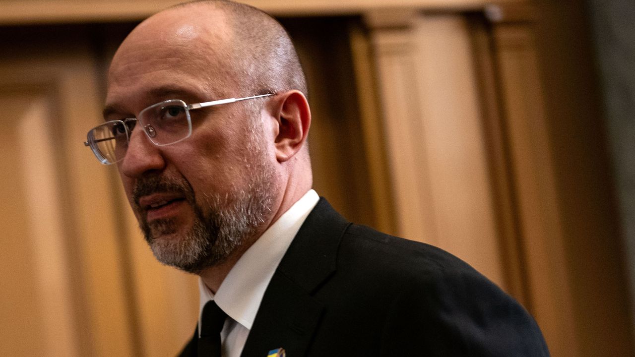 Върховната Рада (парламентът в Киев) гласува за оставката на премиера