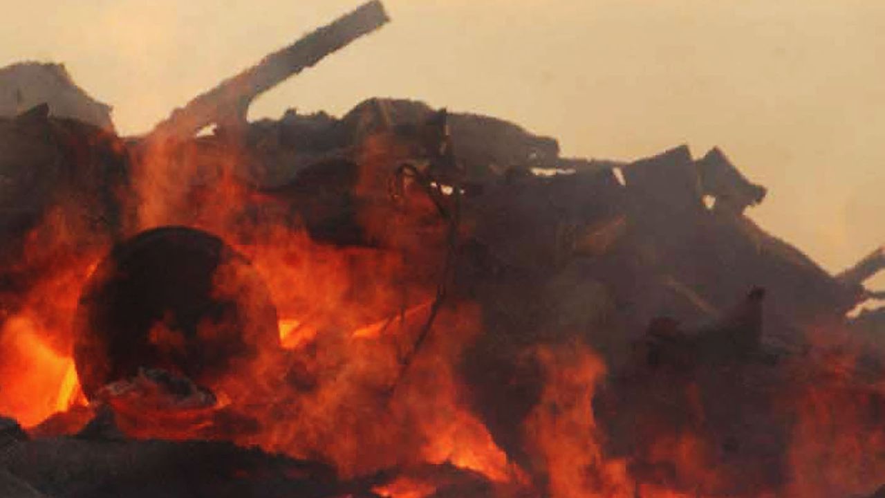 Броят на загиналите при пожара, който избухна вчера след взрив