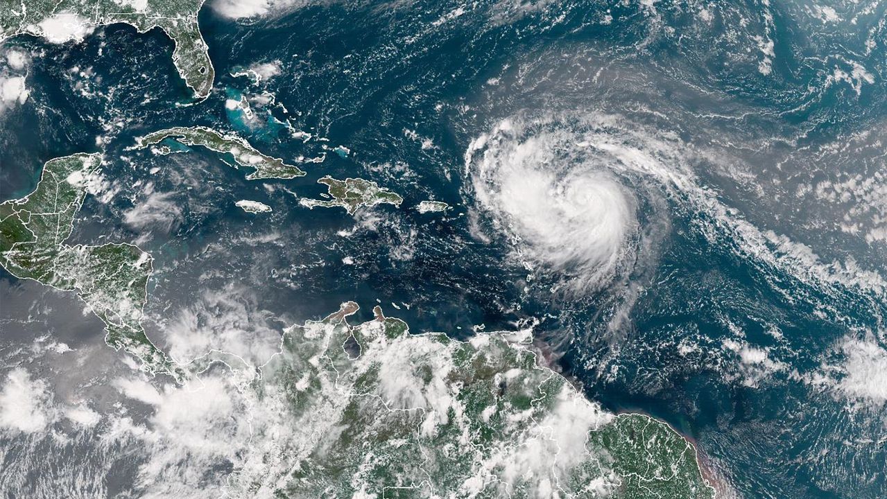 Ураганът Ерин в Атлантическия океан е се е засилил до