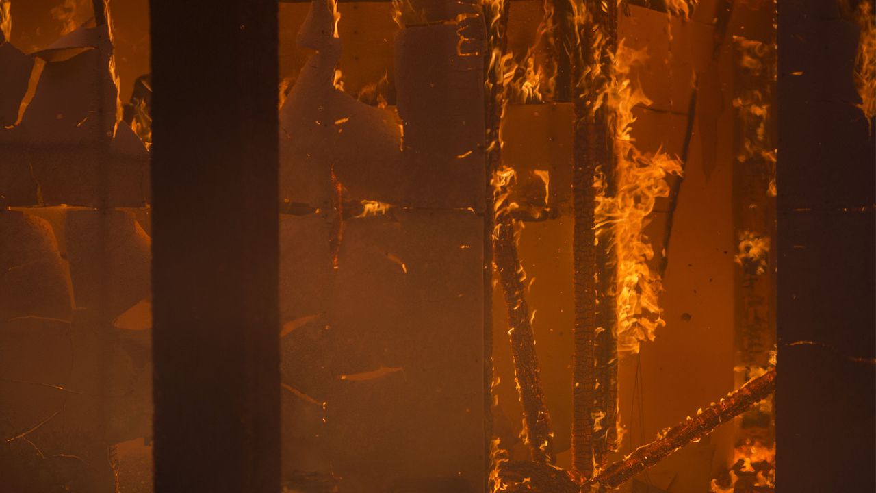 Пожар обхвана вилната зона на Българово. Обявена е евакуация