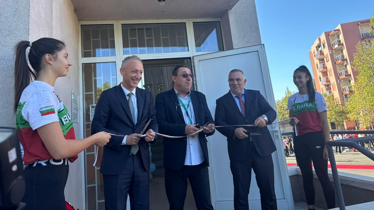 Министър Вълчев откри нов STEM център в Спортно училище "Димитър Рохов" в Сливен