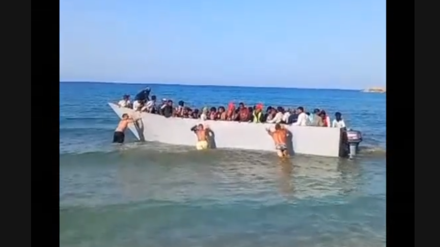 Туристи опитаха сами да спрат лодка с мигранти да акостира на брега на гръцкия остров Гавдос