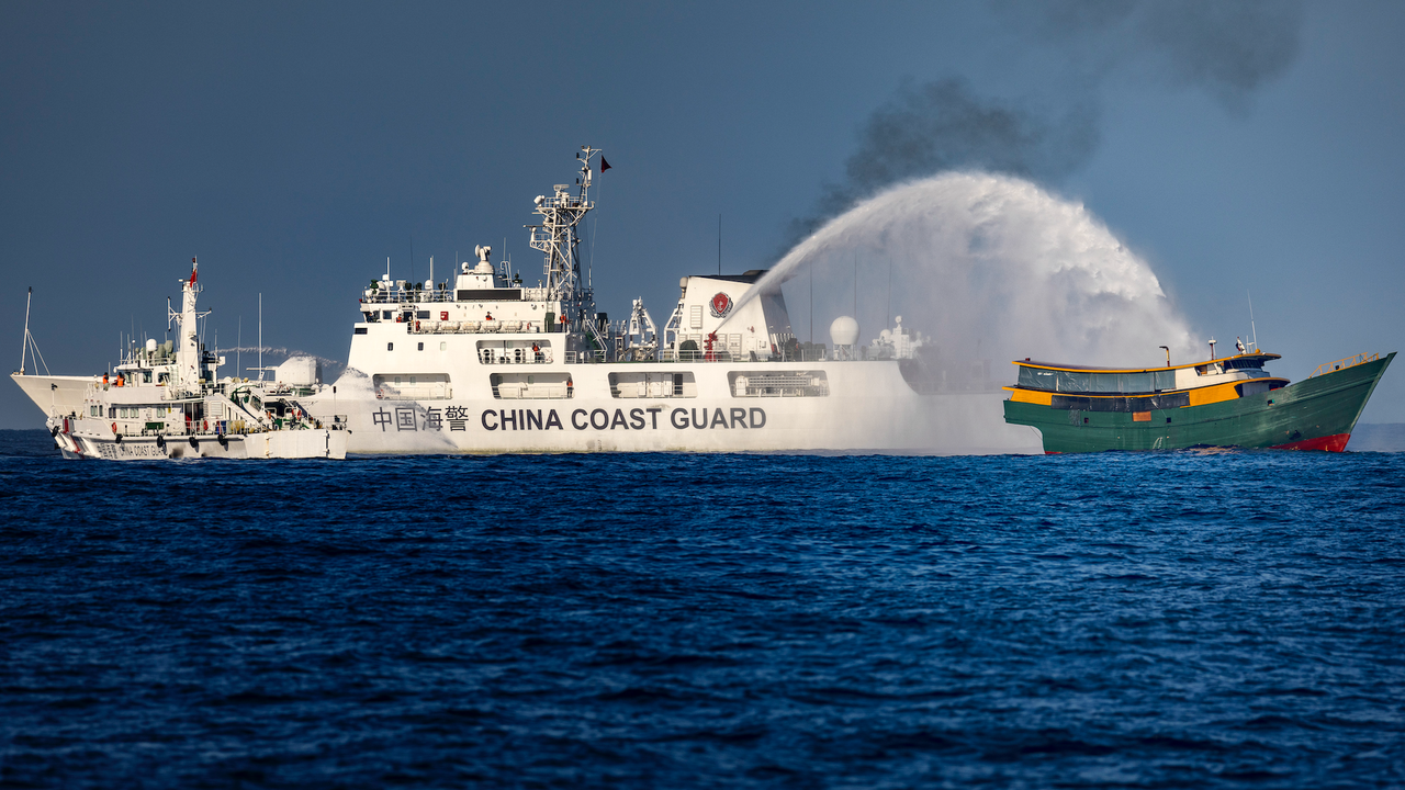 Китайската брегова охрана обвини филипински кораб, че умишлено е блъснал