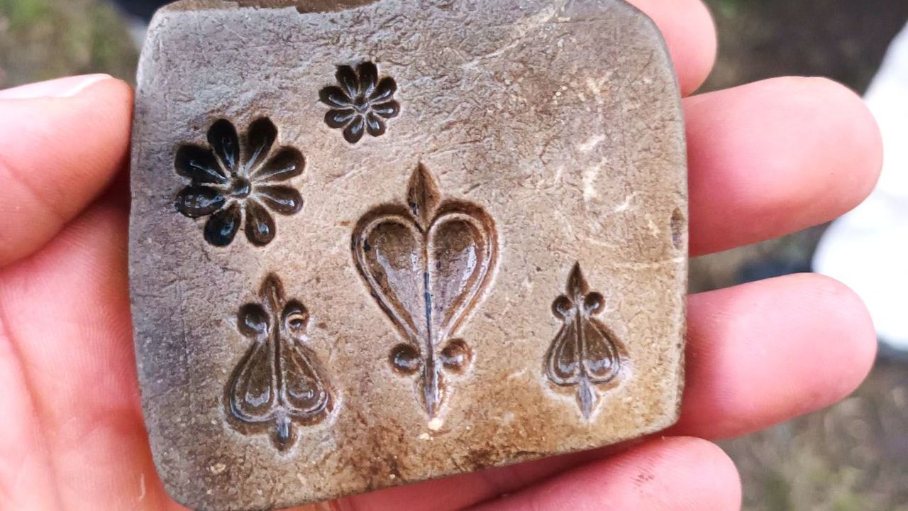 Археолози откриха двустранен калъп за леене на накити при разкопки на Трапезица