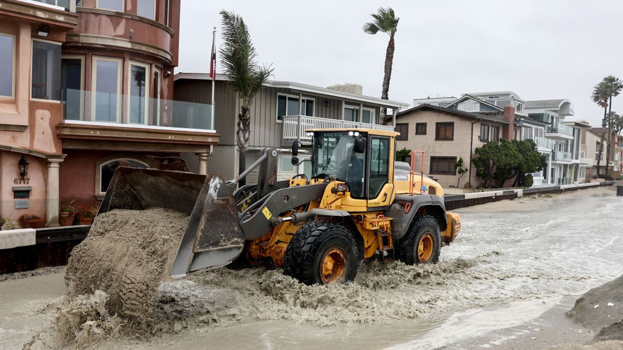 Проливни дъждове пораждат опасност от наводнения и свлачища в Южна Калифорния