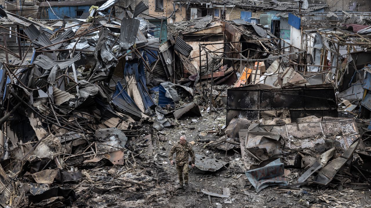 Киев съобщи, че е поразил рафинерия в Самарска област и склад за дронове в Донецка област, а Москва - че е превзела още две селища в Украйна