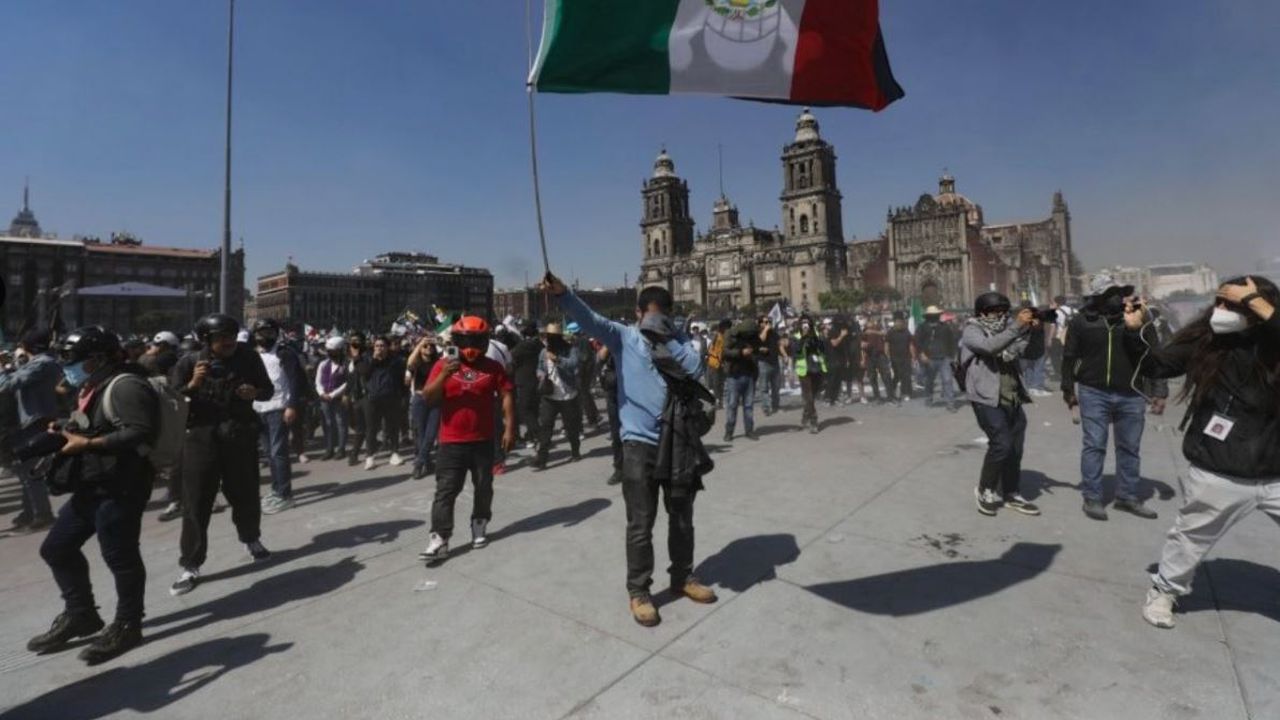 Масов протест срещу корупцията в Мексико ескалира до сблъсъци с полицията