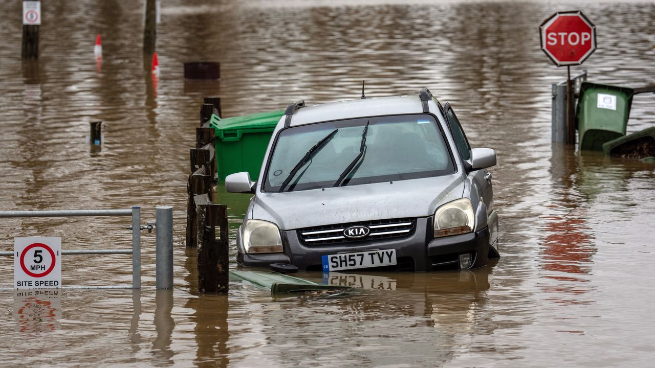 Наводнения в Уелс и Англия, домове, предприятия, транспортна и енергийна инфраструктура са под вода