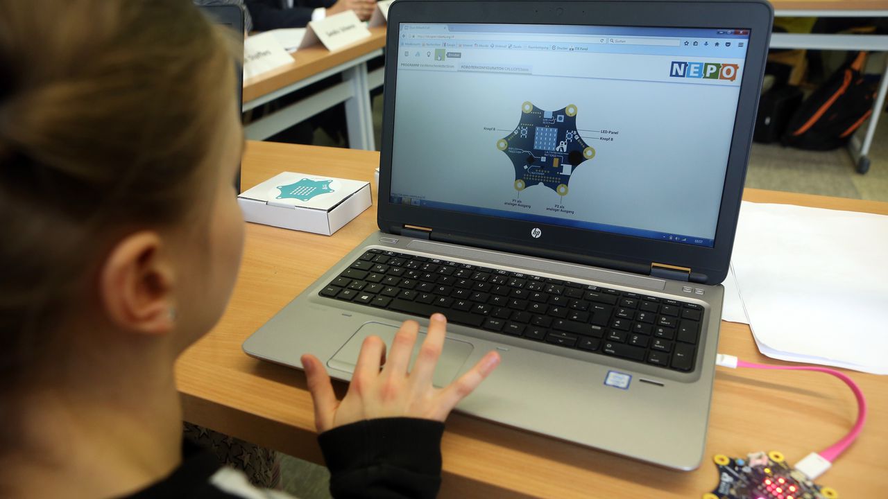 МОН изследва готовността на учители и ученици да използват AI