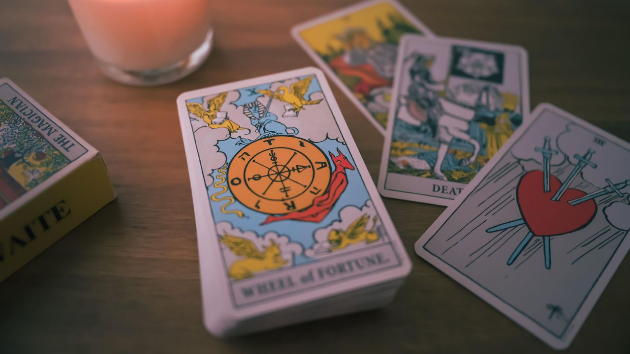 Стандартното тесте карти таро се състои от 78 карти, разделени