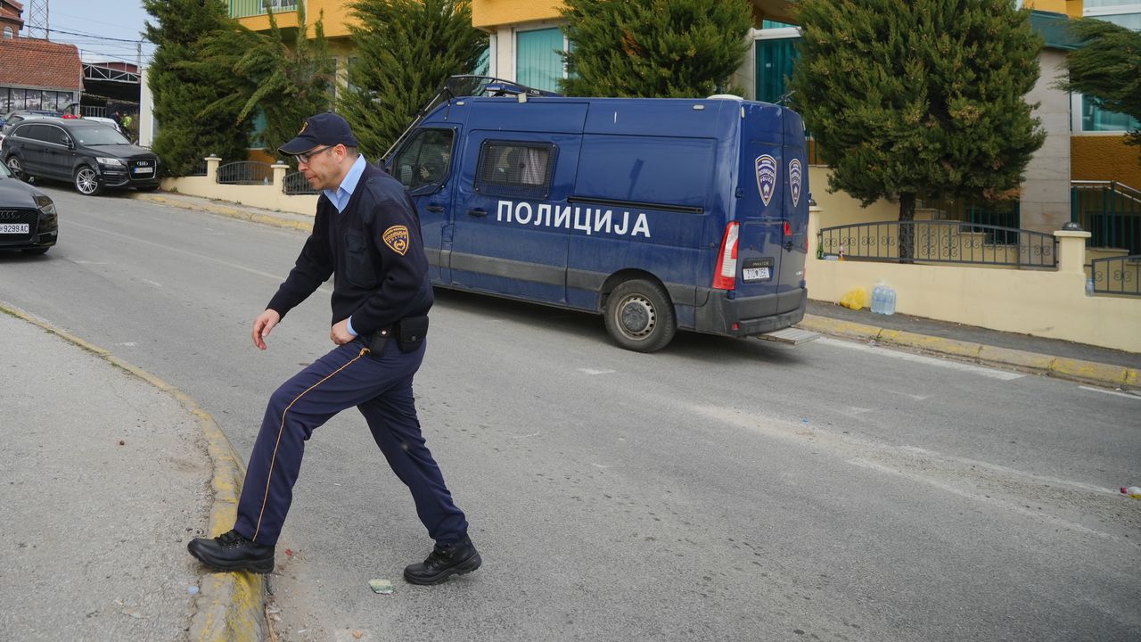 Протестиращи в Кочани разрушиха заведение на собственика на дискотеката, в