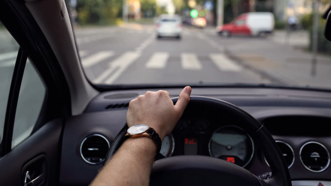 Мъж е с опасност за живота, след като скочи в