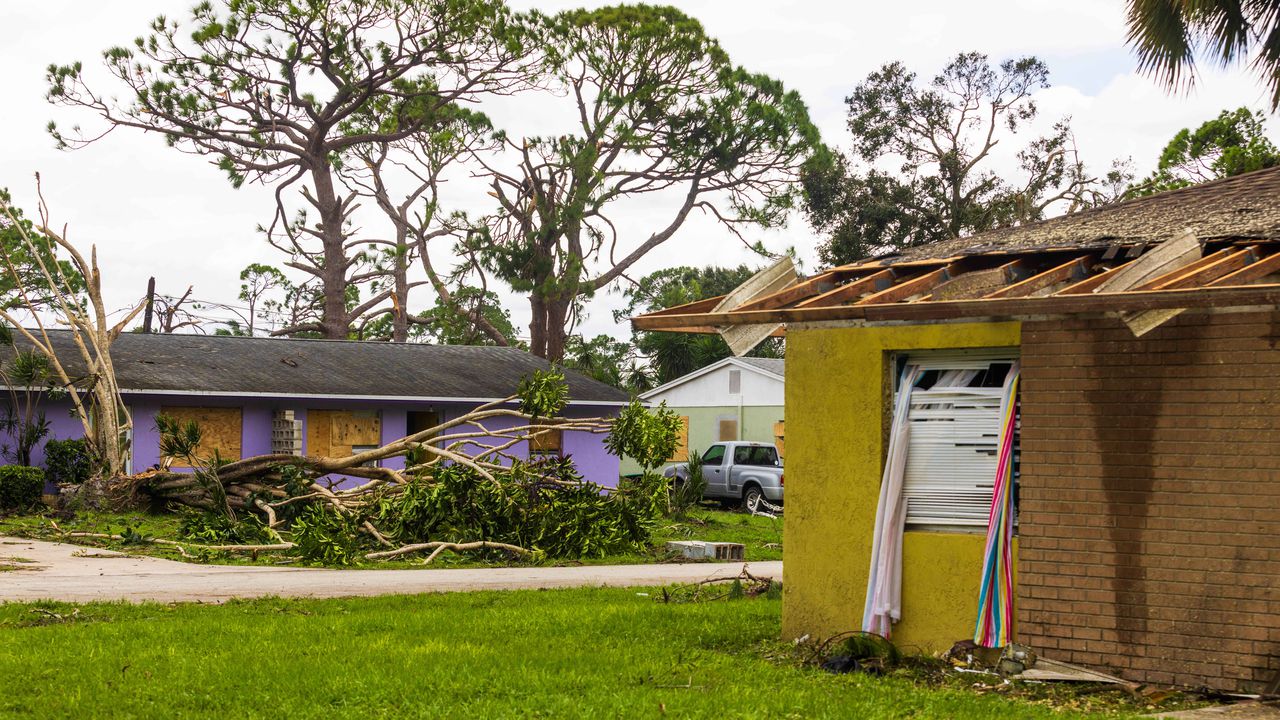 Най-малко 40 души са загинали, а десетки други са били