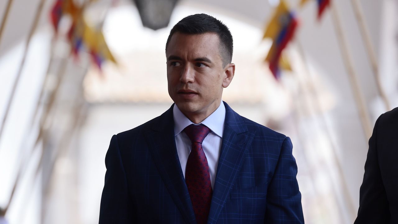 Камъни летяха срещу кортежа на президента на Еквадор заради цените на дизела