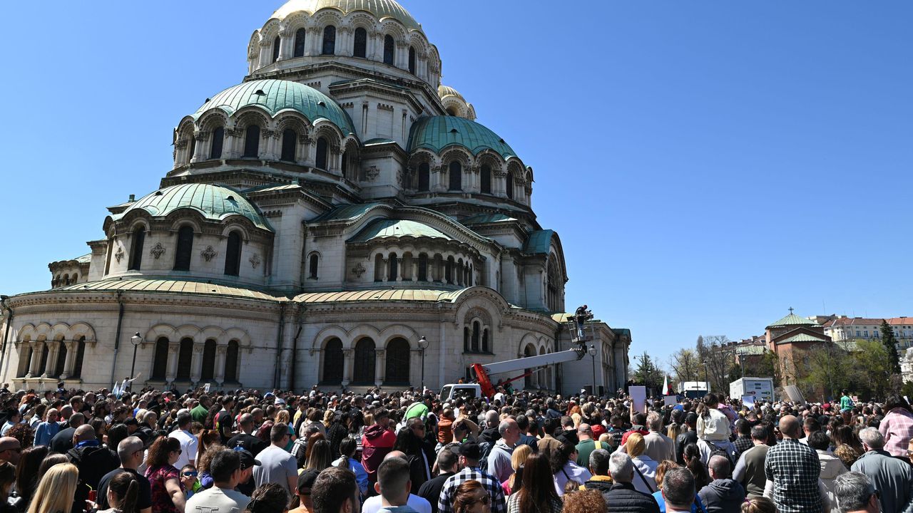 "Нормализацията на абсурдното се превърна в норма": има ли енергия за масови протести в България?