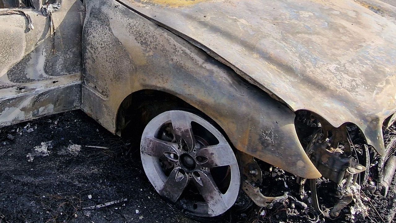 Огънят е увредил паркиран наблизо друг лек автомобил, допълват от