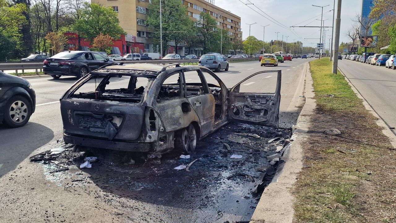 Кола изгоря като факла на бул. "Цариградско шосе" - Булфото