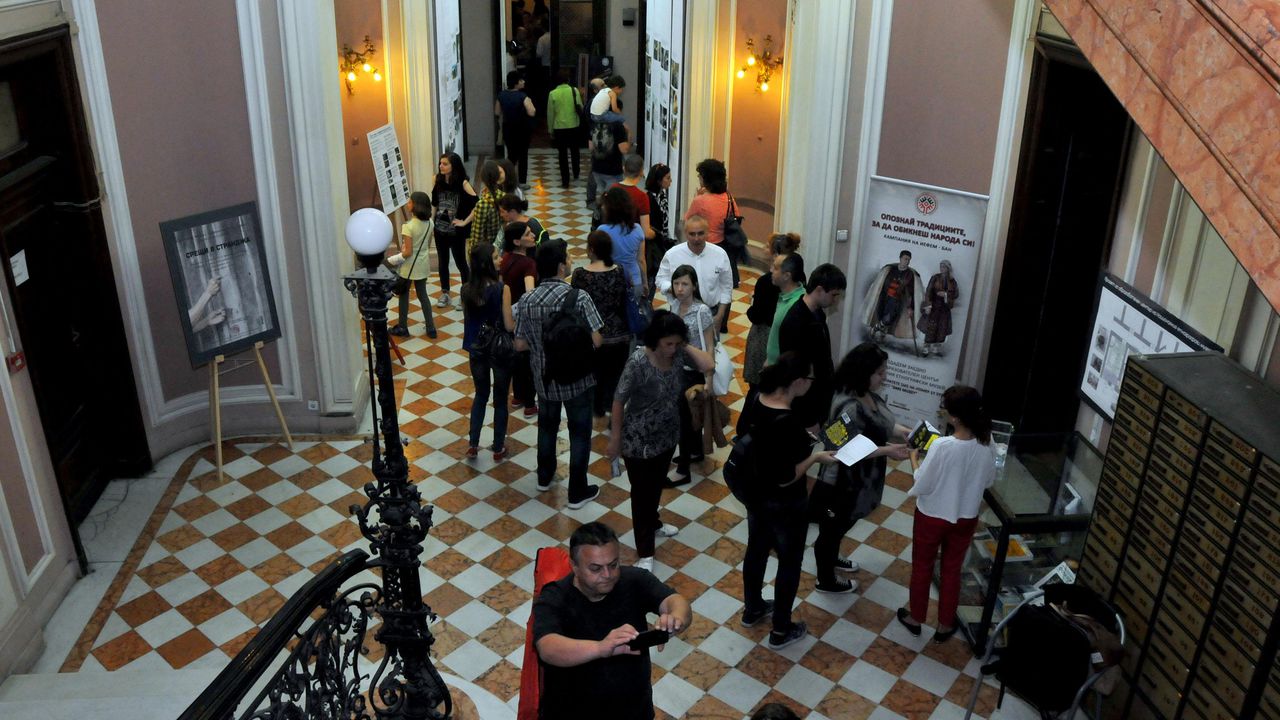 Служители на музеи и галерии със символични протестни действия