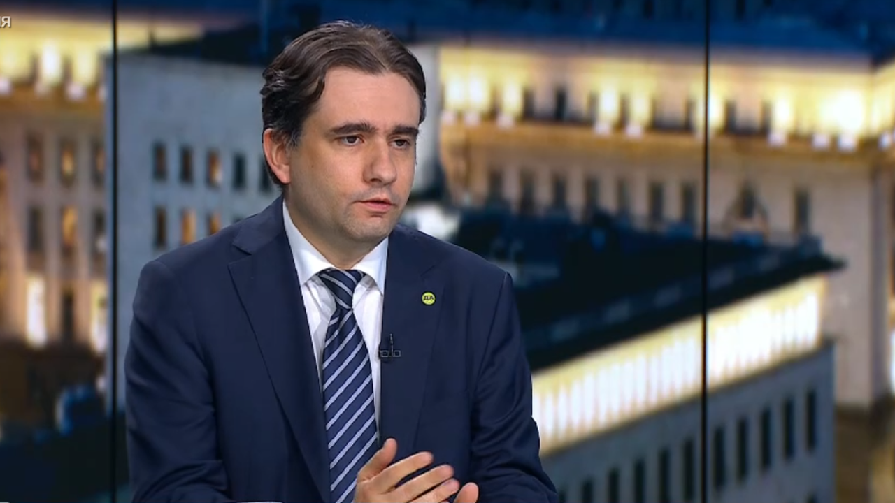 Божанов определи като безотговорно искането на Радев за референдум за еврото сега