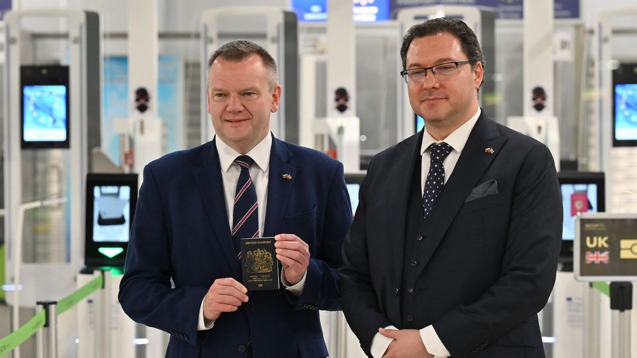 Даниел Митов посрещна на летище „Васил Левски“ британския министър за отношенията с ЕС