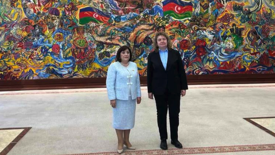 Наталия Киселова разговаря с колегата си от Азербайджан