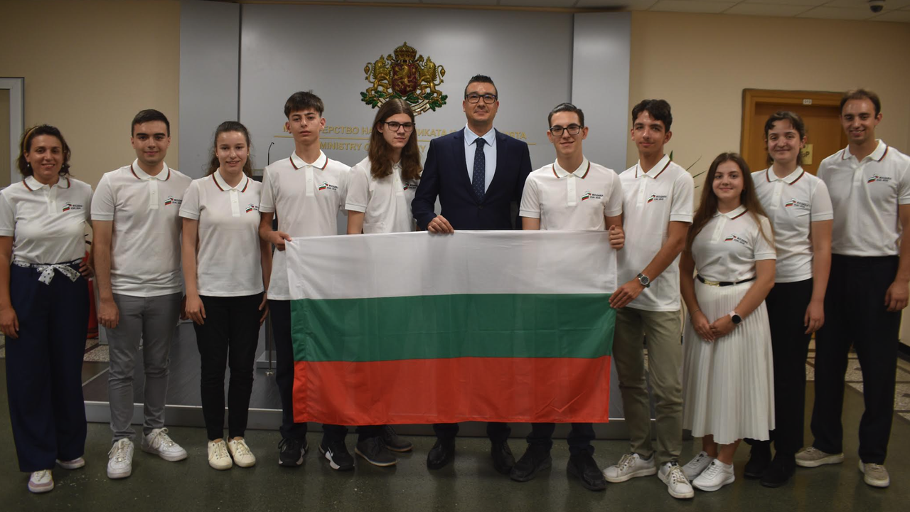 Министър Дилов националния отбор на България по изкуствен интелект