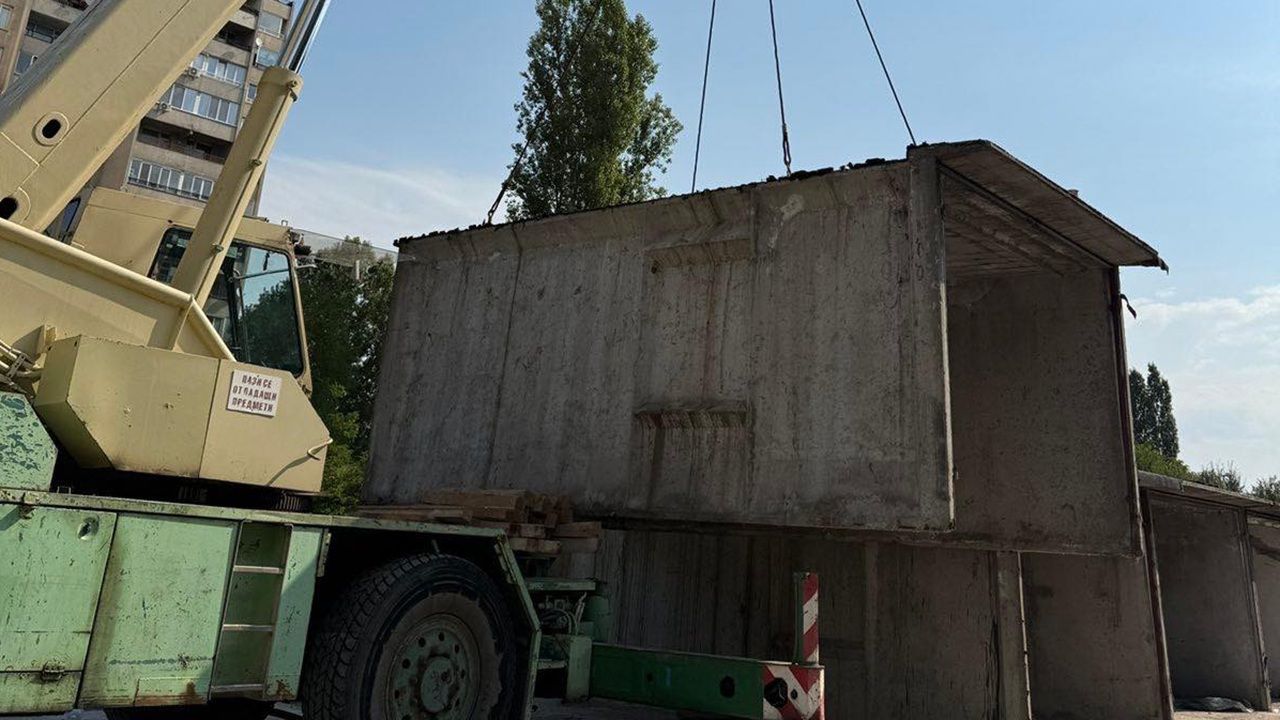 Продължава премахването на незаконните гаражни клетки в столичния квартал Овча