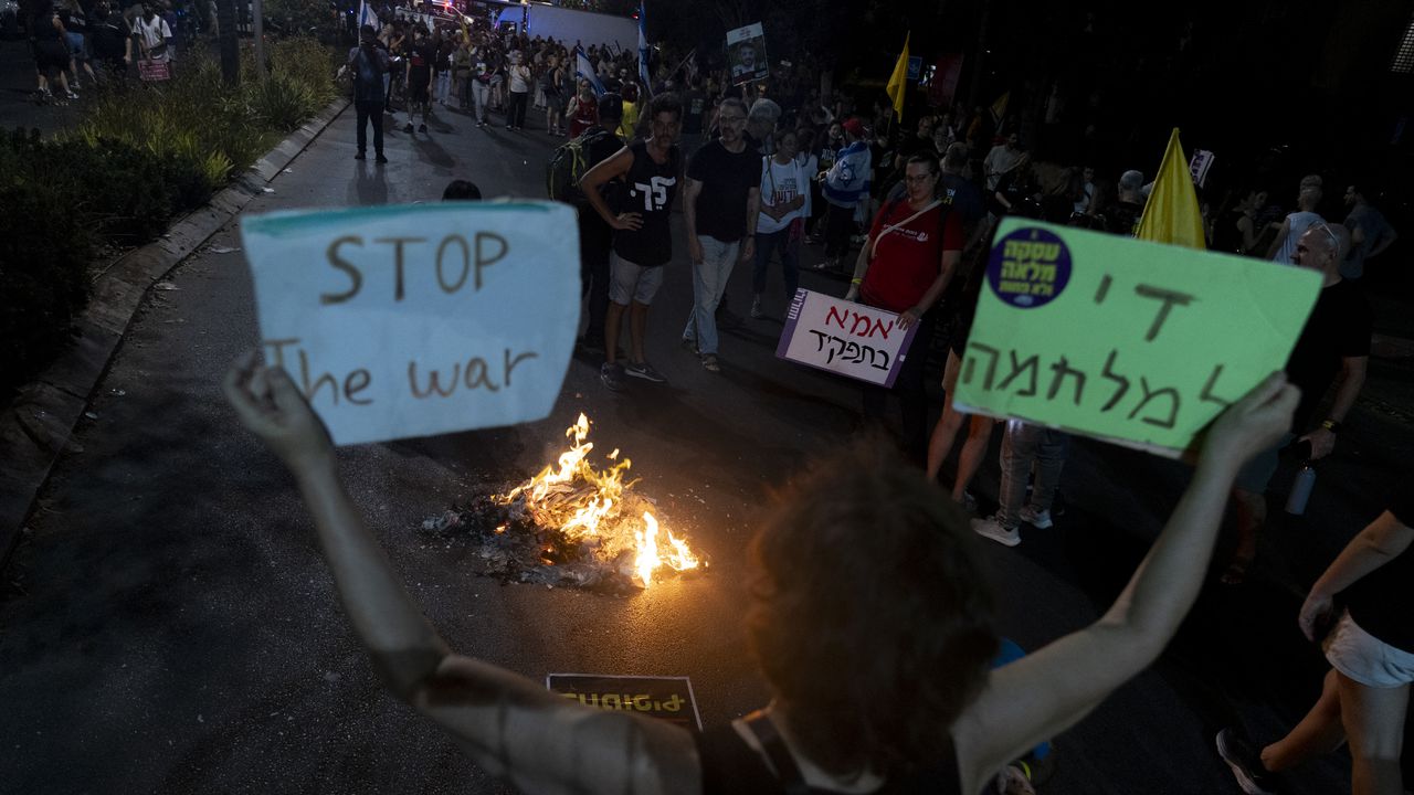 Хиляди протестиращи израелци излязоха по улиците на Тел Авив вчера,