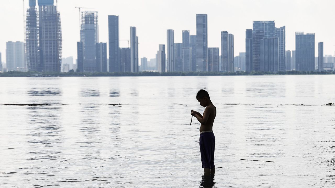 Наводнение в Северен Китай отне живота на 8 души, а 4 са в неизвестност