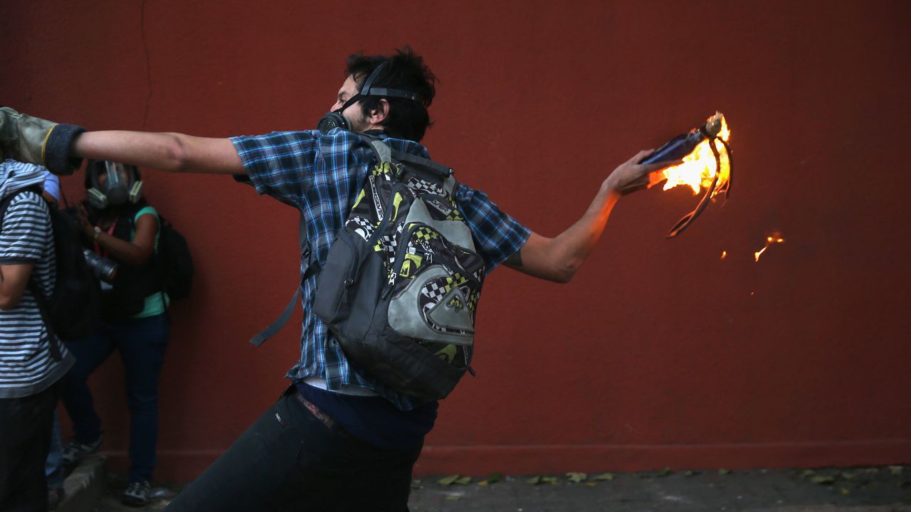 Група протестиращи в сръбския град Валево разбиха прозорците и подпалиха