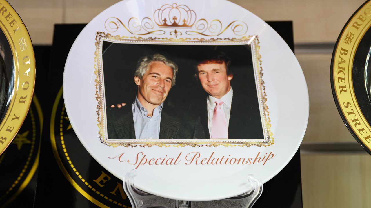 Прожектираха снимки на Тръмп с Епстийн върху замъка Уиндзор