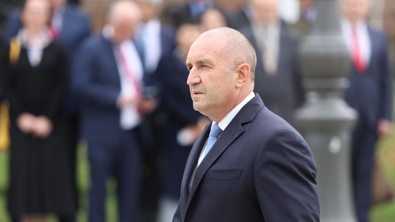 На първо четене: депутатите забраниха на Радев да се вози с шкодата