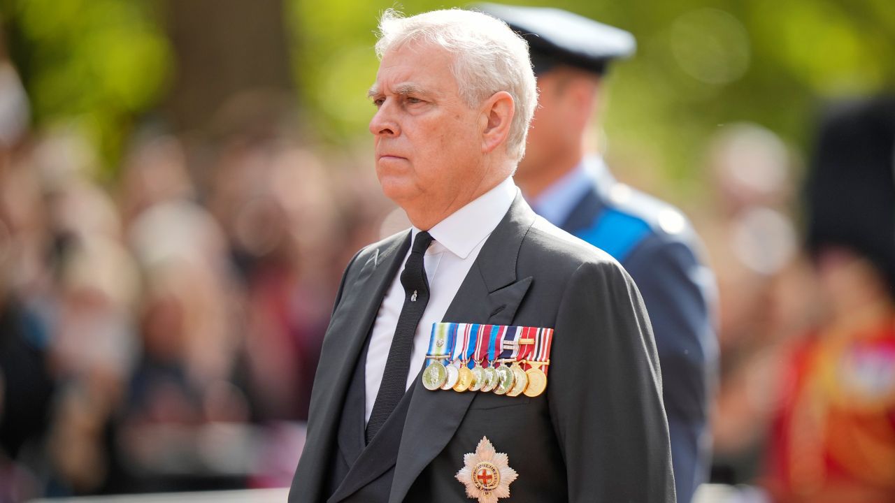 Заради връзките си със сексуалния хищник Епстийн: британският принц Андрю се отказа от титлата си